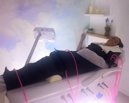 Claudia Calvelo probando los beneficios de la crioterapia (RACA) 