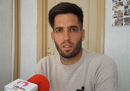 Gandhi Morón, entrenador del FC Cubillas, en los estudios del programa `Fuera de Juego`