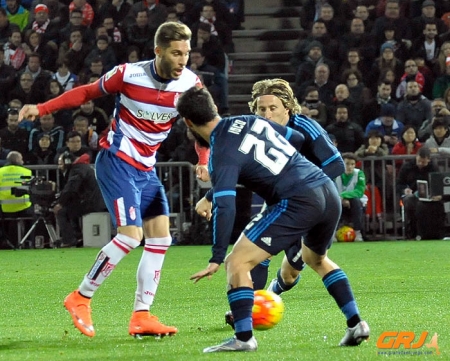 Rochina intenta regatear a Isco (GRJ)