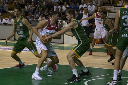 Alejandro Bortolussi se faja en la zona (PHOTOGRAPHERS SPORTS) 