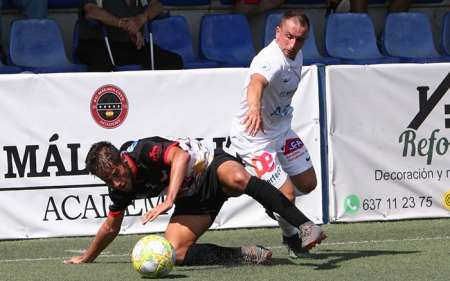 Los lojeños reciben en su estadio al Huétor Tájar, partido de máxima rivalidad (JESÚS HURTADO) 