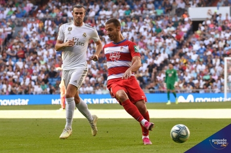 Roberto Soldado ejecuta un pase ante la mirada de Bale (Baldomero)