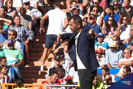 Diego Martínez dando órdenes en el Bernabéu (BALDOMERO)  