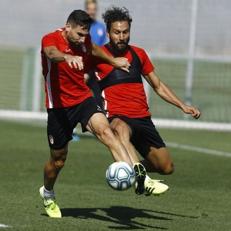 Antonio Puertas pugna con Germán en un entrenamiento (GRANADA CF)