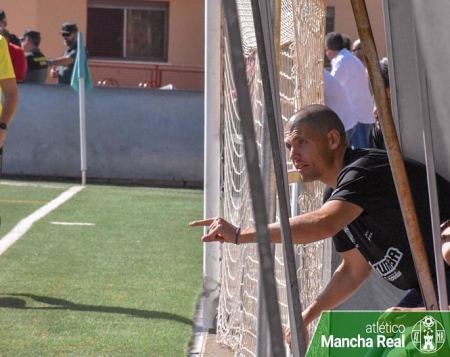 Gabriel Padial da instrucciones en el partido ante el Atlético Mancha Real (@ATMANCHAREAL)