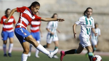 Lauri dispara ante la mirada de una jugadora cordobesa (GRANADA CF)
