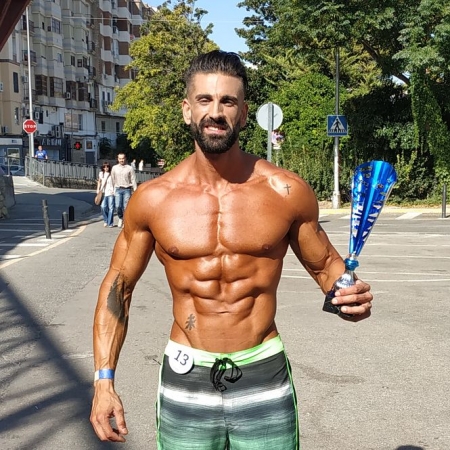 Javier Ruiz  con el trofeo (AYTO. HUÉTOR TÁJAR) 