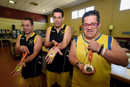 Los deportistas posan con la medalla (DIPGRA)