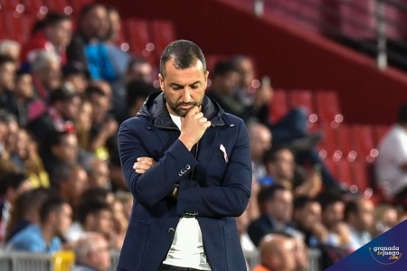 Diego Martínez, pensativo, en un momento del encuentro ante Osasuna (JOSÉ M. BALDOMERO)