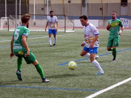 David Gámiz controla el balón ante el visitante Rafa Navarro. (MIGUEL JÁIMEZ)