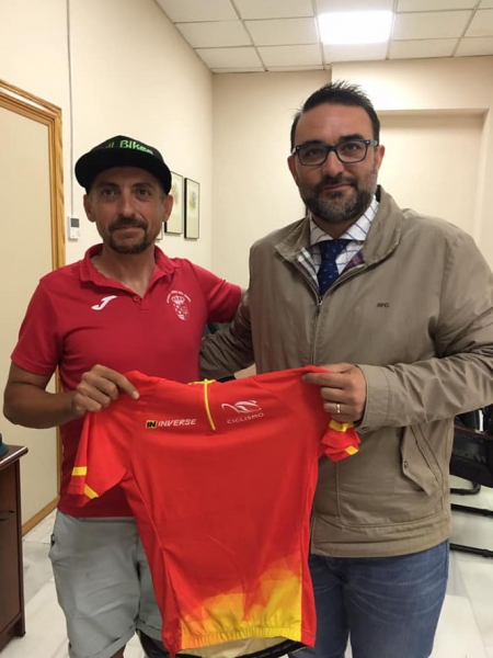 José Manuel Dosdad junto al Alcalde de Vegas del Genil (AYTO. VEGAS DEL GENIL) 
