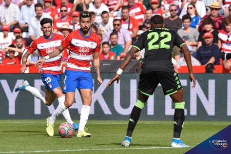 Vadillo, autor del único gol del encuentro, en una acción con Carlos Neva al fondo (JOSÉ M. BALDOMERO)