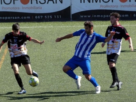 Peso toca el balón ante un jugador del Alhaurín de la Torre (PACO CASTILLO)