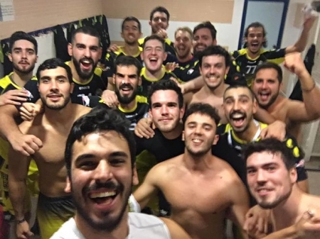 El BM Maracena `La Esquinita de Javi` celebra en vestuarios su victoria (BM MARACENA)