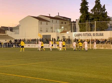 Los jugadores del  Guadix buscan rematar un saque de esquina (BEGÍJAR CF)