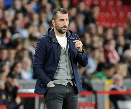 Diego Martínez, entrenador del Granada CF, en un momento del encuentro (JOSÉ M. BALDOMERO)