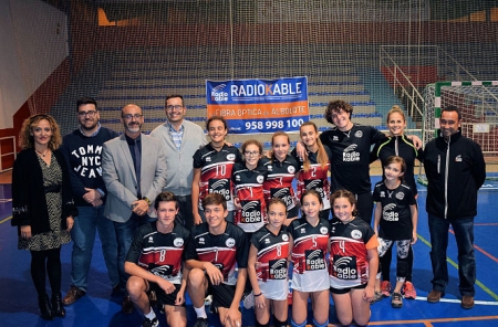 Miembros del equipo de gobierno con uno de los equipos (ACV, 16)