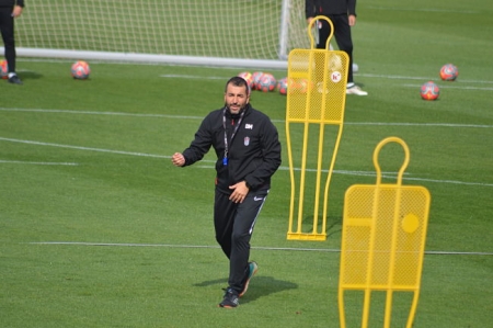 Diego Martínez da instrucciones durante el entrenamiento (GRJ) 