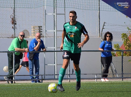 Sergio Bustos, jugador del CD Huétor Vega, conduce el balón (J. PALMA)