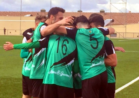 Los jugadores del CD Huétor Vega celebran un tanto ante el At. Malagueño (CD HUÉTOR VEGA)