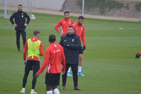 Diego Martínez da instrucciones durante el entrenamiento (GRJ) 