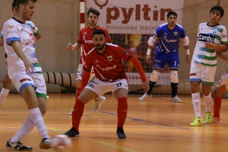 Juanmi presiona a un jugador murciano (PFS)