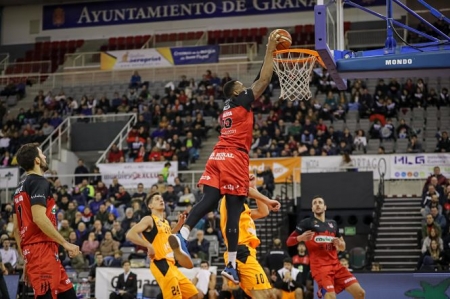 Earl Watson se hizo el amo de la zona (FERMÍN RODRÍGUEZ)
