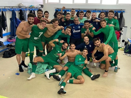 El Atarfe celebró la victoria en vestuarios(ENCARNI QUESADA)