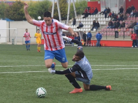 El cancerbero Salvo arrolla a Alberto en el penalti del gol del Arenas (GABRIEL R. LÁZARO)