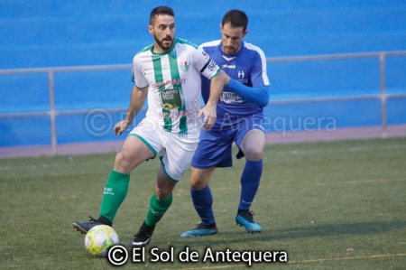 Rubén Martínez presiona a un jugador del Antequera (EL SOL DE ANTEQUERA)