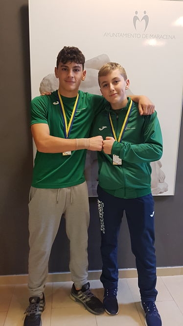 Arturo Villen y José natonio Ortiz posan con sus medallas (LUCHA MARACENA)