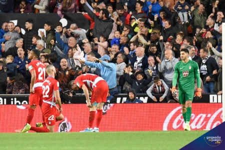 Los jugadores del Granada CF tras encajar el segundo tanto en Mestalla (JOSÉ M. BALDOMERO)
