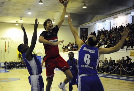 Sergio Olmos intenta anotar en la zona (PHOTOGRAPHERS SPORTS)