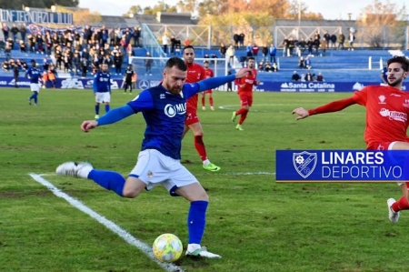 Nico Espigares intenta taponar el lanzamiento de un jugador del Linares (LINARES DEPORTIVO)