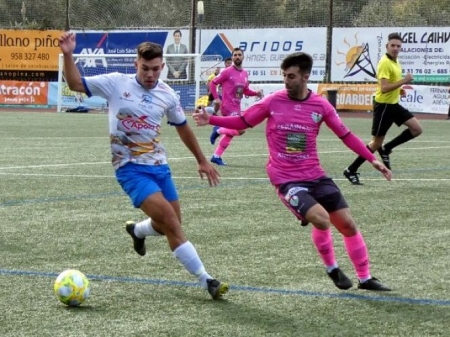 Naranjo controal el balón ante un jugador del Antequera. (MIGUEL JÁIMEZ)