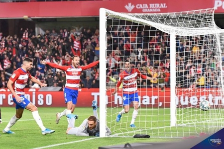 Los jugadores celebran el tanto de Germán (BALDOMERO) Los jugadores celebran el tanto de Germán (BALDOMERO)