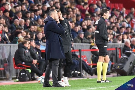 Diego Martínz habla con Espínola (JOSÉ M. BALDOMERO) Diego Martínz habla con Espínola (JOSÉ M. BALDOMERO)