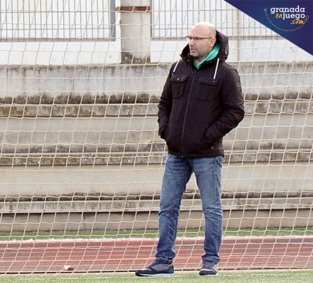 Thierry Pérez, entrenador del Céltic, en el partido ante el Atarfe Industrial (JOSÉ M. BALDOMERO)