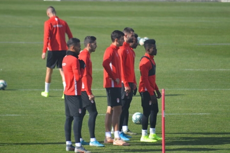 Varios futbolistas atienden las indicaciones de Diego Martínez (GRJ) Varios futbolistas atienden las indicaciones de Diego Martínez (GRJ)