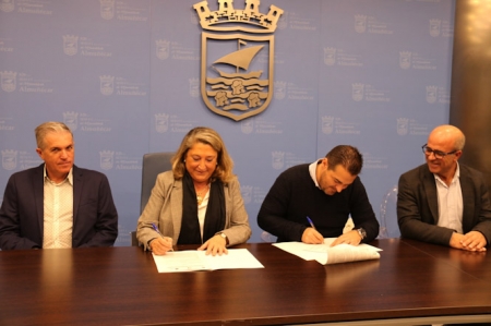 Momento de la firma del convenio (AYTO. ALMUÑÉCAR) 