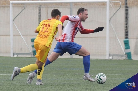 Antonio Molina en una acción del partido ante el CD Rincón (JOSÉ M. BALDOMERO)