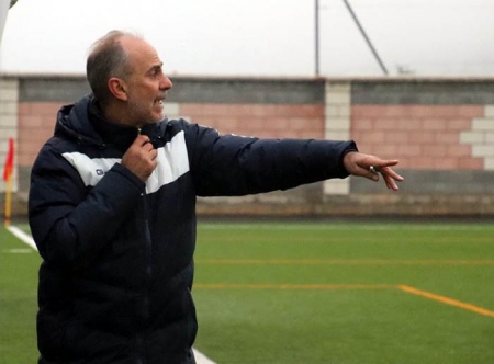 Matías Ramírez, entrenador del At. Monachil, en el encuentro ante el Iznalloz (MANU LÓPEZ)
