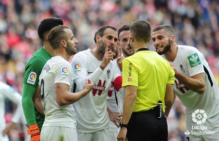 Los jugadores del Granada CF piden explicaciones al colegiado por el polémico penalti señalado (LA LIGA)