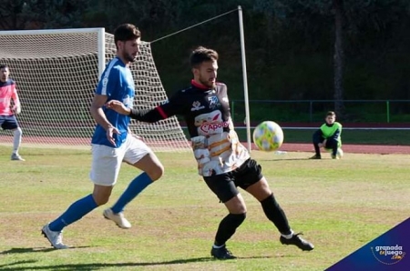 Maracena y Loja disputaron un intenso derbi (JOSÉ M. BALDOMERO)