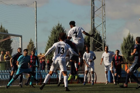Diallo se eleva para rematar sobre la portería del Vandalia (CD ALMUÑÉCAR CITY)