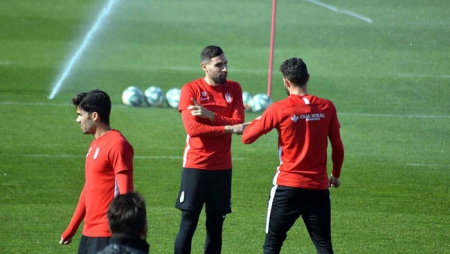 Puertas conversa con Quini antes del entrenamiento (GRJ)