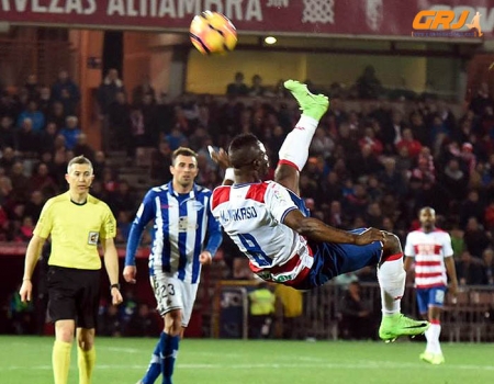 Wakaso trata de despejar un balón ante el Alavés (GRJ)