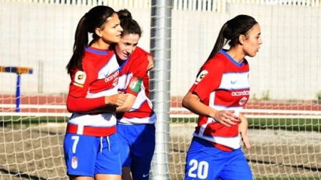 Las rojiblancas celebran el tanto del triunfo (GRANADA CF) 