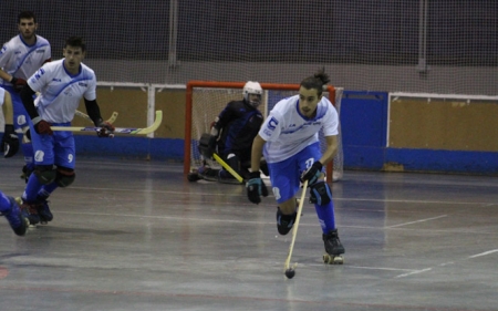 Luis de Lara progresa con la bola (PATÍN CÁJAR)
