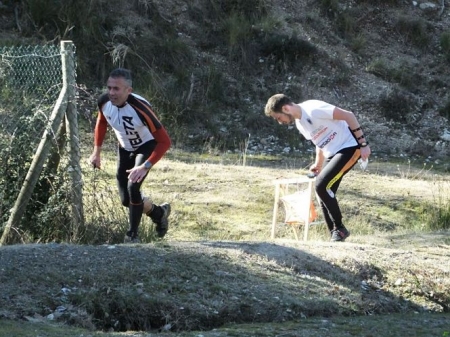 El orientador del Club Veleta Antonio Jiménez corre mientras Fernando Frías pica una de las balizas en la carrera del domingo (CLUB VELETA)